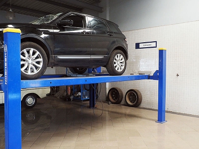 Inspection Hoist - allows for an underneath damages inspection including suspension inspections